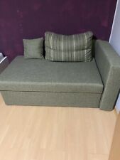 Grünes kleines Sofa zum ausziehen