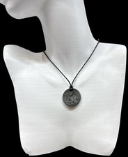 Handgefertigter walisischer Schiefer Drache Anhänger an Lederkette.