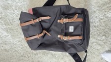 Herschel Rucksack Farbe schwarz, Innenfutter rot/weiß gestreift m. braunen Rieme