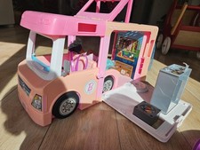 Barbie Wohnmobil Camper mit allem,, was auf den Bildern zu sehen ist.