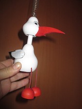 lustiger Storch, Holzfigur Handarbeit, an einer Metallfeder hängend