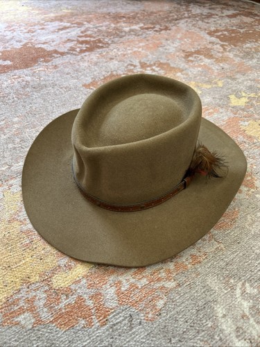 Akubra hut down - "down, under"