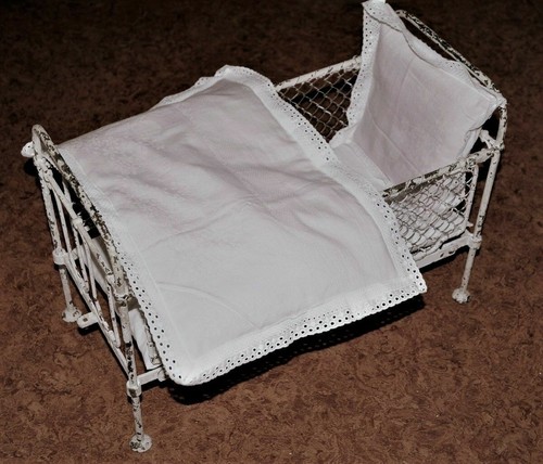 Altes antikes puppenbett - altes,