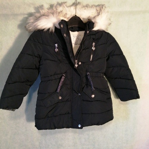 Schwarzer parka mit - schwarzer,