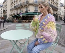 Wunderschöner handgestrickter Chunky Knit Cardigan in soften Pastelltönen