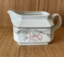 2 Saucieren Soßenkannen ~ Arabella Atelier Porzellan ~ weiß / rosa / grau