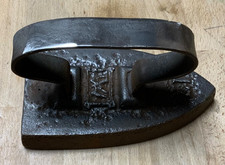 Antikes Gusseisen Bügeleisen / Sadeisen – ca 17,5 cm – Gussmarke "VW" – Rustikal