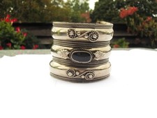 Vintage Armreif in Handarbeit gearbeitet mit ovalem schwarzen Stein hinten offen