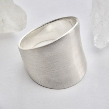 Eleganter Ring aus mattiertem