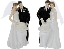 Hochzeitspaar mit Torte