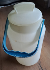 Milchkanne 50er Jahre -  2 Liter -   weißes Plastik, mit Deckel, Bügelgriff blau