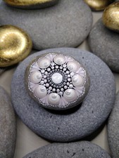 Mandala Stein, weiß, creme, Glücksbringer, Deko, Naturstein Bodensee, Unikat