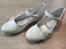 weiße Lackschuhe mit Blumen