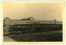 Orig. Foto Soldat vor Festungsmauer der Zitadelle Festung NARWA Estland Narva