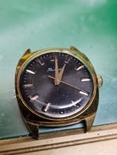 Russische Uhren zur Ersatzteilgewinnung