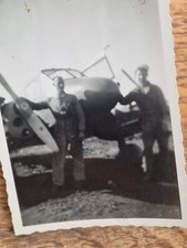 altes Foto Wehrmacht Flieger am Boden Flugzeug Luftwaffen Bild