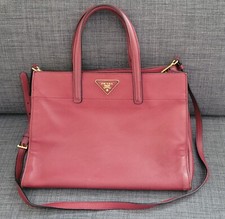 Original Prada Saffiano Leder Rot Handtasche vintage, goldfarbene Metallelemente