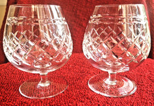 2 x TUDOR HANDGESCHLIFFENE KRISTALL COGNAC/BRANDY SCHNAPPGLÄSER signiert Vintage sehr guter Zustand selten