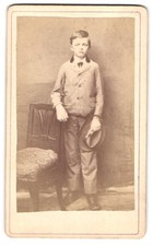 Fotografie Knabe mit Hut