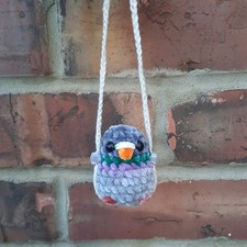 Taube auf Schaukel Auto