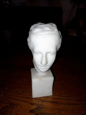 Büste Gips weiß Frauenkopf