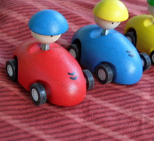 PLAN TOYS Kinderwelt Holzspielzeug Flitzauto, neu,  Aufzieh-Auto, 2 STÜCK rot/bl