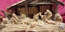 Krippenfiguren mit Stall