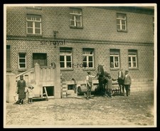 Familie mit Pferden vor