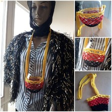 Weinglashalter gehäkelt schwarz/rot/gelb zum Umhängen 