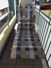 Gebrauchte weiße klappbare Kunststoffliege, Räder und Auflage