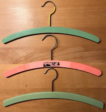3 Vintage Kinderkleidung - Kleiderbügel aus Holz lackiert, Bügel or 50er Jahre
