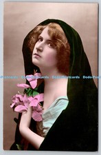 R761051 Frau mit rosa Blumen