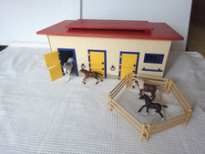 Schleich 40164 Holz Reitstall + 4 Pferde + Gatter Pferdestall Stall