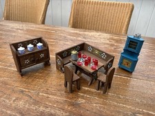 Puppenstube Eßzimmer Eckbank Tisch Stühle Geschirr Deko Eckschrank
