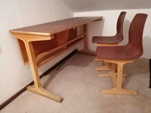 Alte ehemalige schulbank mit - alte,