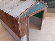 Diorama realistische Fahrzeughalle/ Stall Maßstab 1:32 Holz, Wellblechdach TOP