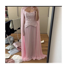 Langes rosa chiffon - kleid, mit