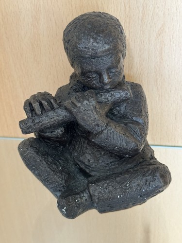 Dunkle skulptur zeigt einen - dunkle,