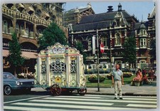 12042281 - Drehorgel steht am Zebrastreifen in Amsterdam Drehorgel / Leierkasten