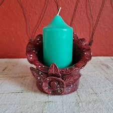 Handarbeit: weinroter Kerzenhalter aus Ton mit Kerze