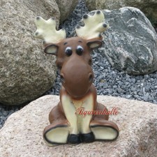 Lustiger kleiner Elch sitzend