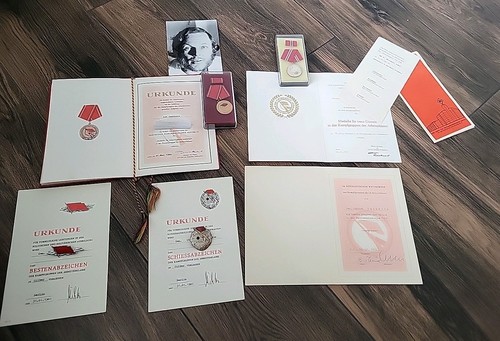Urkunden,Medallien,Anstecknade