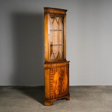 Schöner Eckschrank im