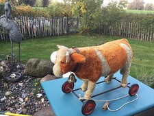 Alter Steiff-Ochse auf Metallräder.Größe von vorne bis hinten ca.50cm.