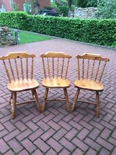 3Holzstühle Kiefer massiv im Landhausstil mit gedrechselten Füßen u. Rückenlehne