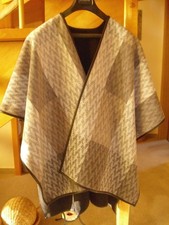 Wende-Poncho/Umhang, grau gemustert/schwarz mit Ledereinfassung, 160 x 112 cm