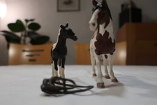 Schleich Pferde, Konvolut Familie mit 2 Pferden und Sattel/Zaumzeug, G25