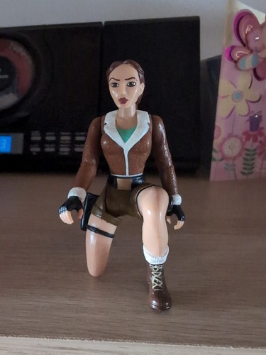 Action figure lara - action,