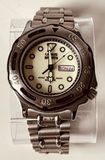 Lorus Sport Day Date Herrenuhr V533-6B40 Silberfarben. 40mm 10ATM