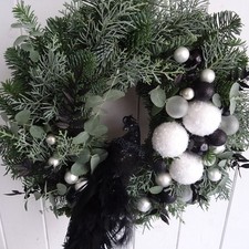 Türkranz Adventskranz Türdekoration Kranz Eukalyptus Pfau Kugeln schwarz weiss